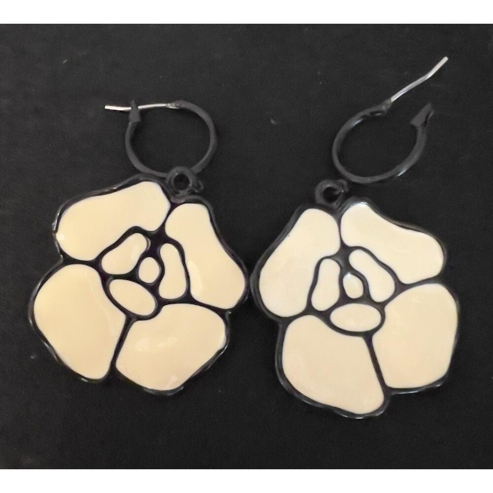 Vtg Statement Floral Enamel Dangle Earrings Womens Cream Black Resin Hoop Boho